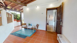 Interior - Harmonia Cottage by Bookinggardalake (Soiano del Lago)