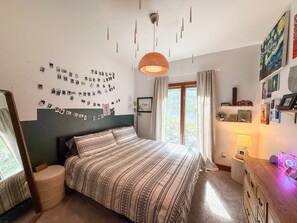 4 bedrooms, desk, travel crib, WiFi - Stylish Boone Retreat | Dogs OK | Hot Tub (Boone)