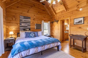 3 bedrooms, desk, WiFi