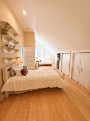 4 bedrooms, desk, WiFi, bed sheets