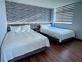 Caja fuerte, escritorio, wifi gratis y ropa de cama