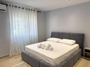 Apartamento conforto, sacada, vista para a cidade | Wi-Fi de cortesia