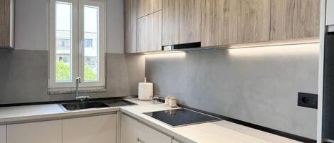 Appartamento Comfort, balcone, vista città | Cucina privata