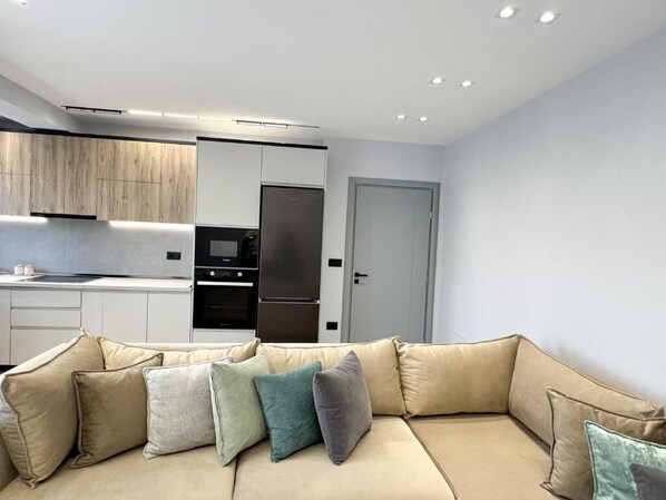 Comfort-Apartment, Balkon, Stadtblick | Wohnbereich