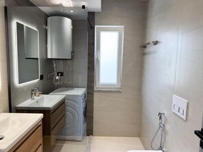 Departamento Confort, balcón, vista a la ciudad | Baño | Pantuflas 