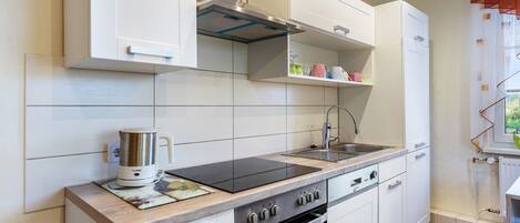 雪櫃、微波爐、焗爐、爐具