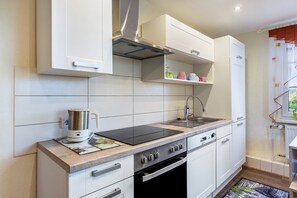 Fridge, microwave, oven, stovetop - Holiday Home Near Forest and Lake (Templin)