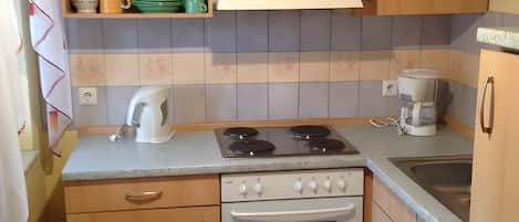 Een koelkast, een microgolfoven, een oven, een kookplaat