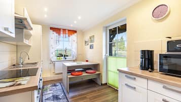 Jääkaappi, mikroaaltouuni, uuni, liesi