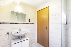 Een douche, handdoeken