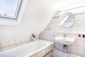 Shower, towels - Apartment 'Für Monteure' with Wi-Fi (Templin)