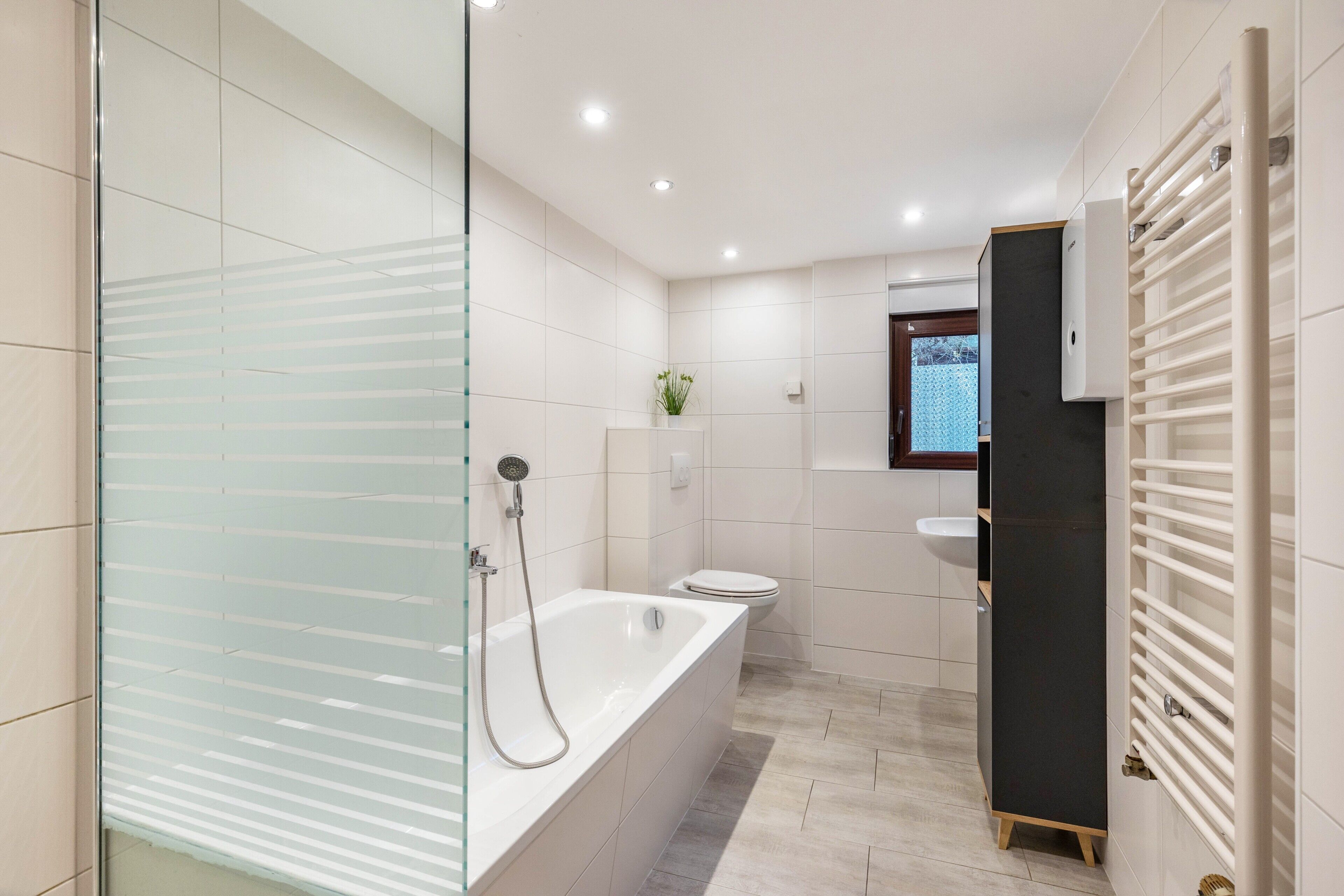 Een douche, gratis toiletartikelen, een haardroger, handdoeken