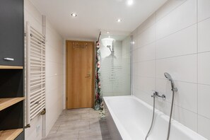 Dusche, kostenlose Toilettenartikel, Haartrockner, Handtücher