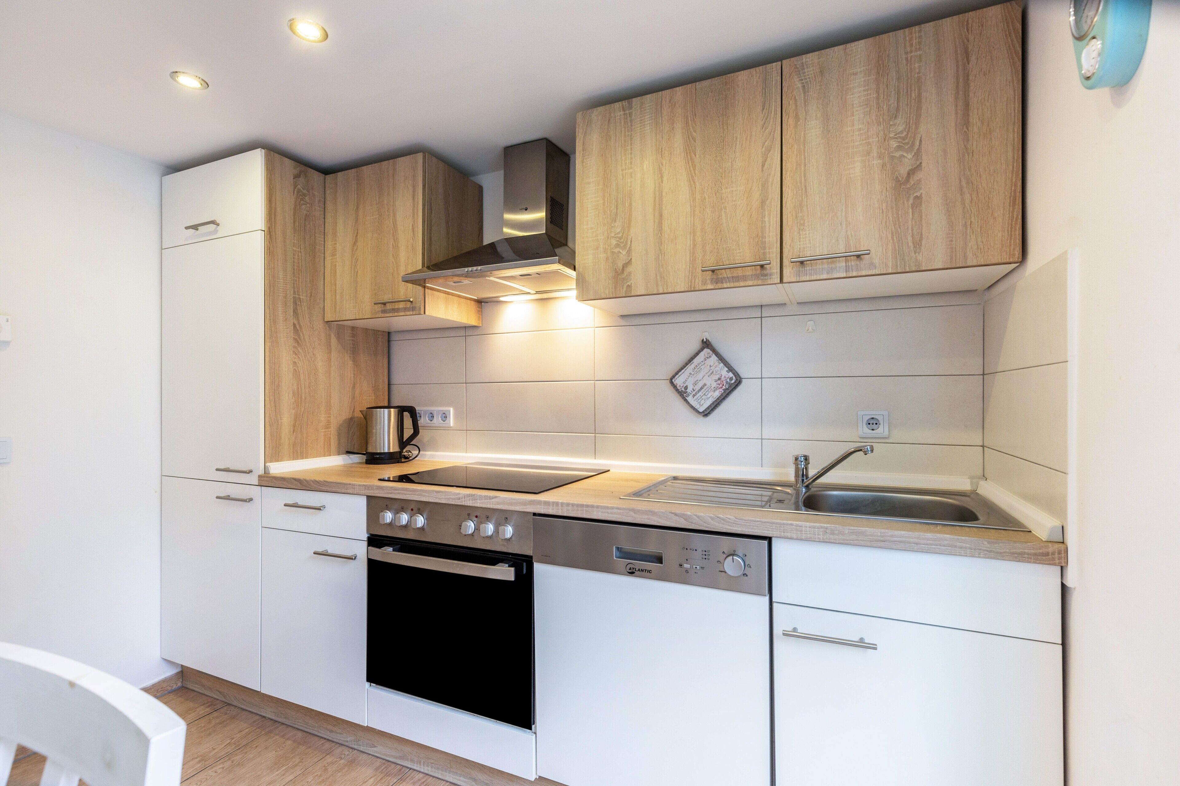 冷蔵庫、電子レンジ、オーブン、コンロ