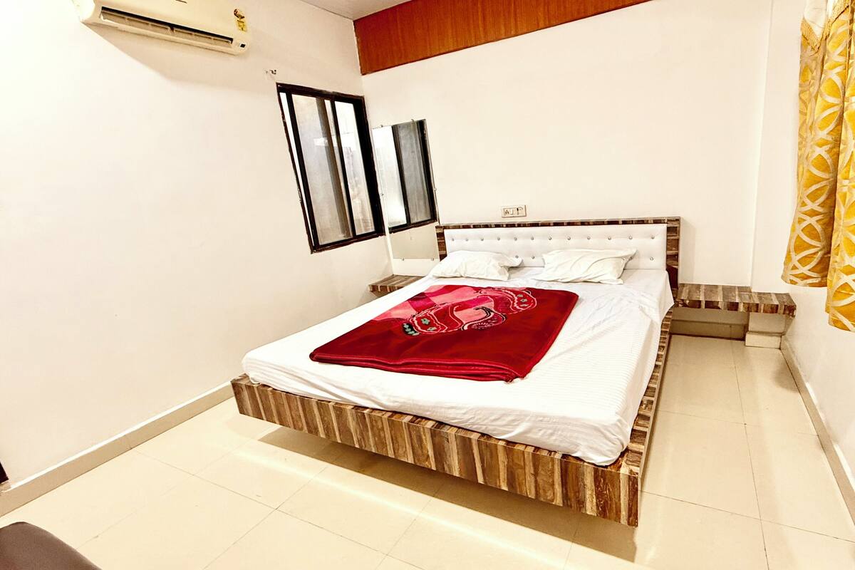 Quarto casal superior | Roupas de cama premium, espaço de trabalho para notebook