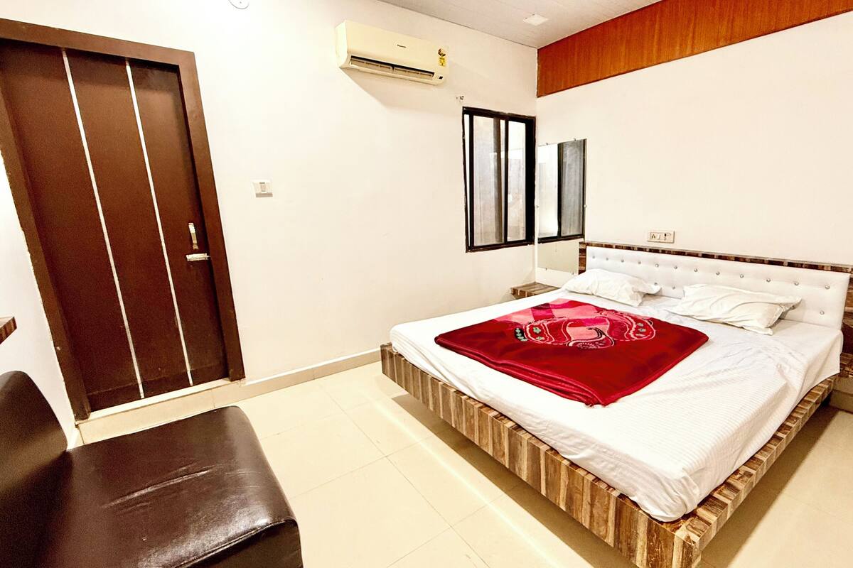 Premium bedding, laptop workspace, WiFi (free), bed sheets