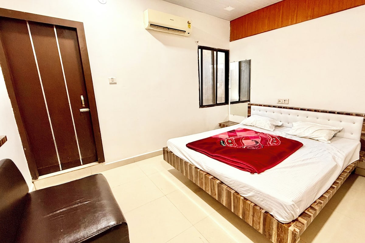 Ropa de cama de alta calidad y espacio para trabajar con laptop