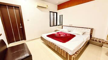 Premium bedding, laptop workspace, free WiFi, bed sheets