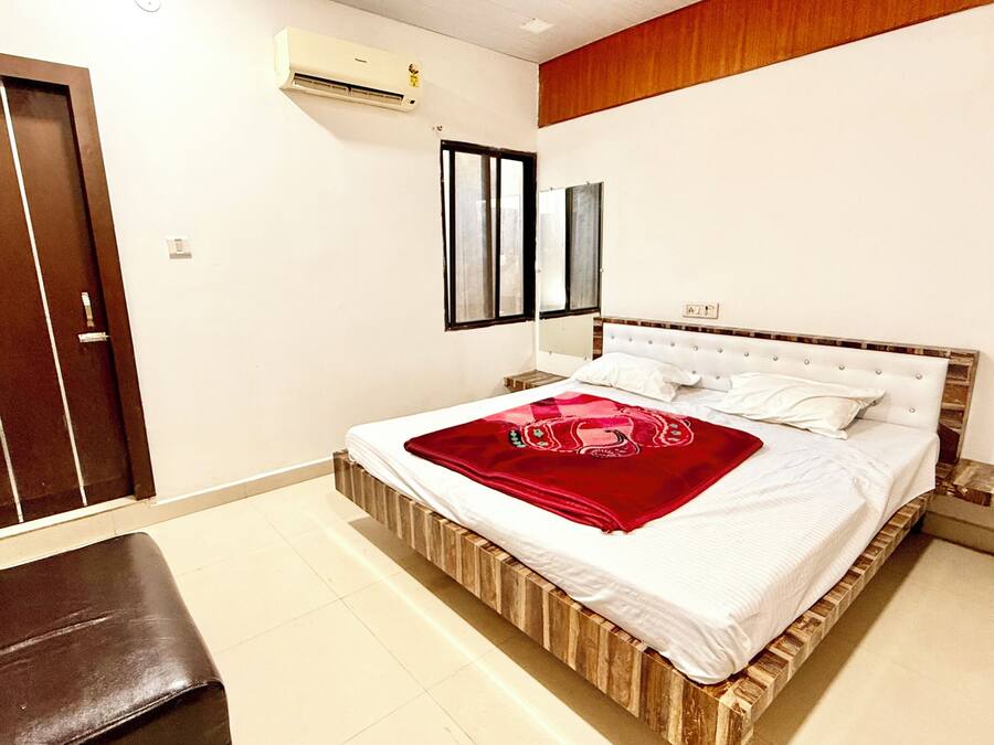 Superior Double Room | Premium bedding, laptop workspace, free WiFi, bed sheets