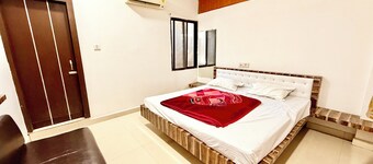 Hotel Dwarkadhish -near Station & Temple