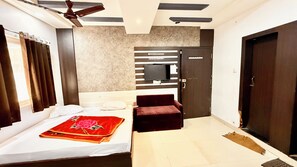 Ropa de cama de alta calidad y espacio para trabajar con laptop