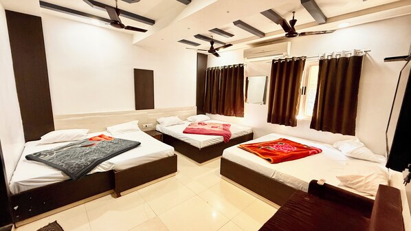 Ropa de cama de alta calidad y espacio para trabajar con laptop