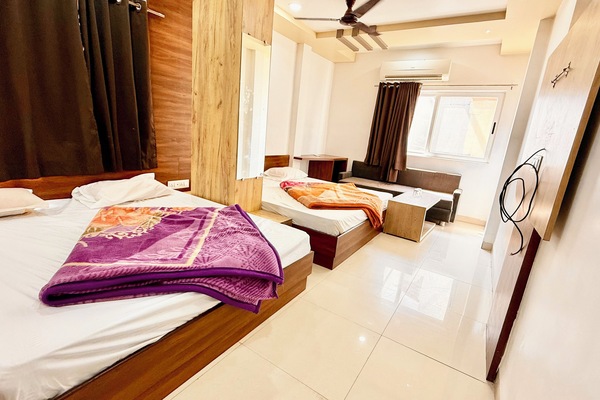 Habitación cuádruple superior | Ropa de cama de alta calidad y espacio para trabajar con laptop