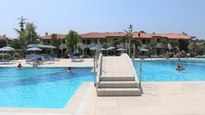 Unclassified image, 4 of 27, button - Functional Flat With Shared Pool (San Michele al Tagliamento)