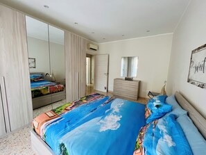 2 habitaciones, tabla de planchar con plancha y cuna de viaje 