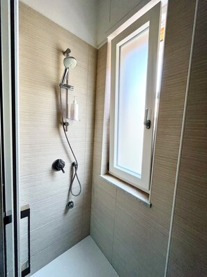 Shower, hair dryer, bidet, towels