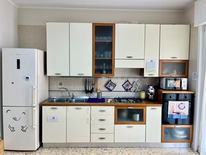 Fridge, microwave, oven, stovetop - 7 km from Naples, away from the chaos, cozy kids and pets friendly accommodation! (Portici)