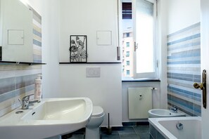 Suihku, hiustenkuivaaja, bidee, pyyhkeet