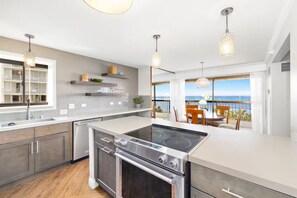 Jääkaappi, mikroaaltouuni, uuni, liesi