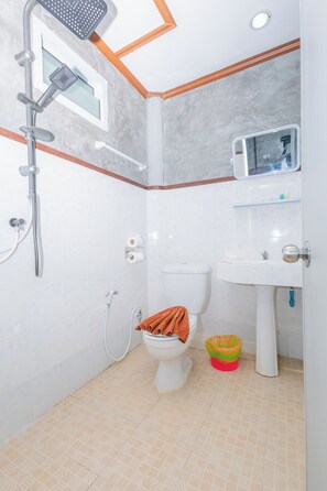 Deluxe Double Room with Balcony and Sea View | Bathroom | Shower