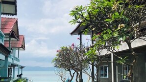 Un chemin menant à un bâtiment d’où l’on a une vue sur la mer.