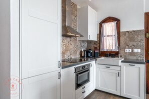 Fridge, oven, dishwasher, coffee/tea maker