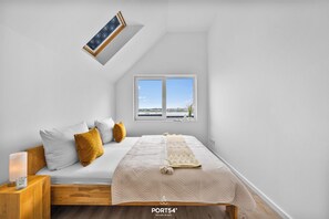 2 bedrooms, travel crib, free WiFi
