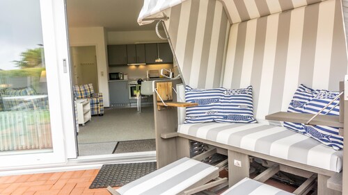 Comfortable vacation apartment Friesebude with terrace and garden in quiet Garding