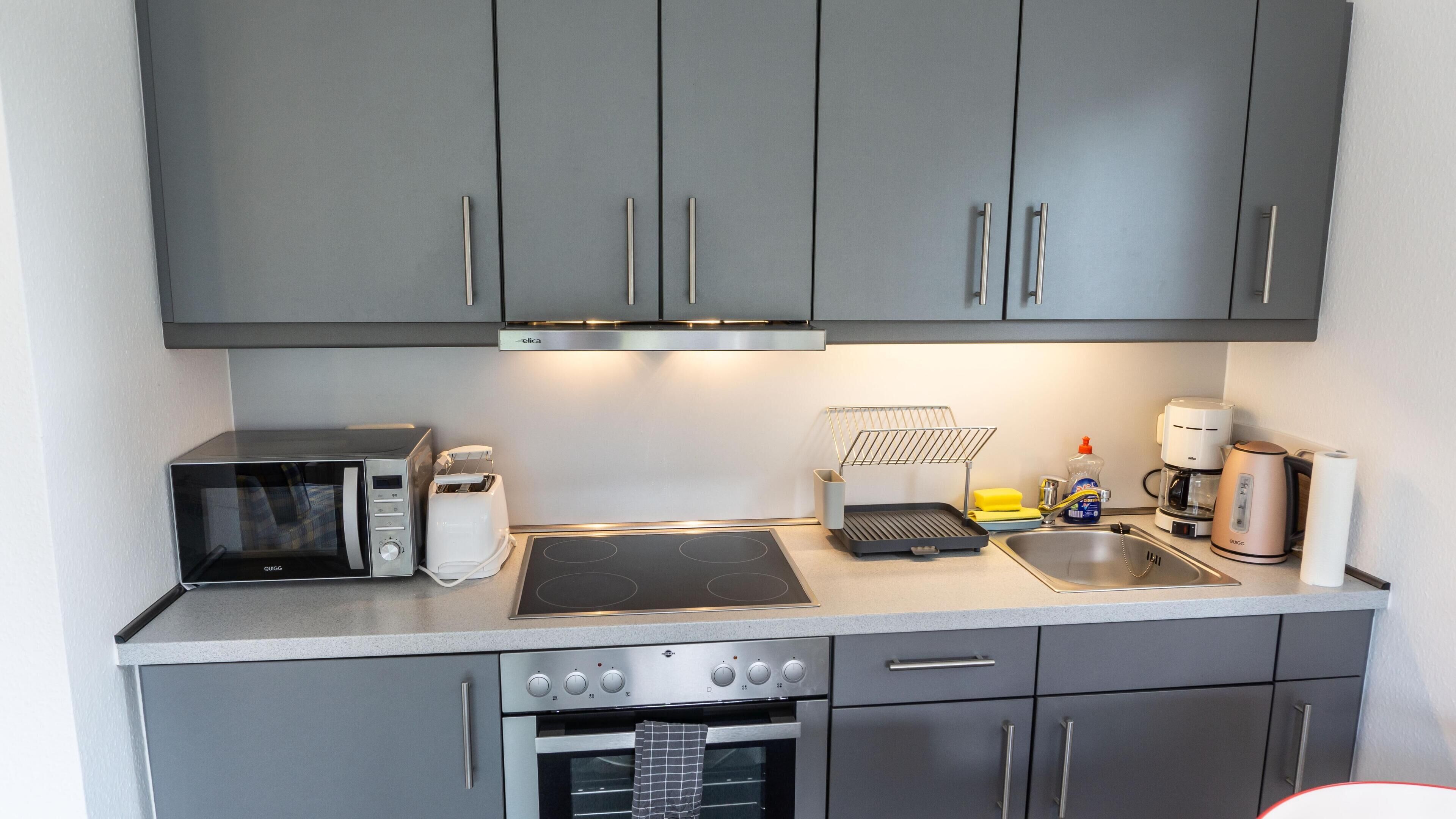 Een koelkast, een magnetron, een oven, een kookplaat