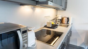 Fridge, microwave, oven, stovetop - Comfortable vacation apartment Friesebude with terrace and garden in quiet Garding (Garding)