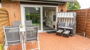 Outdoor dining - Comfortable vacation apartment Friesebude with terrace and garden in quiet Garding (Garding)