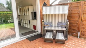 Terrace/patio - Comfortable vacation apartment Friesebude with terrace and garden in quiet Garding (Garding)