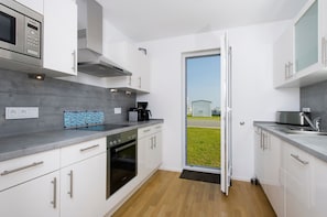 Refrigerador, microondas, horno, placa de cocina