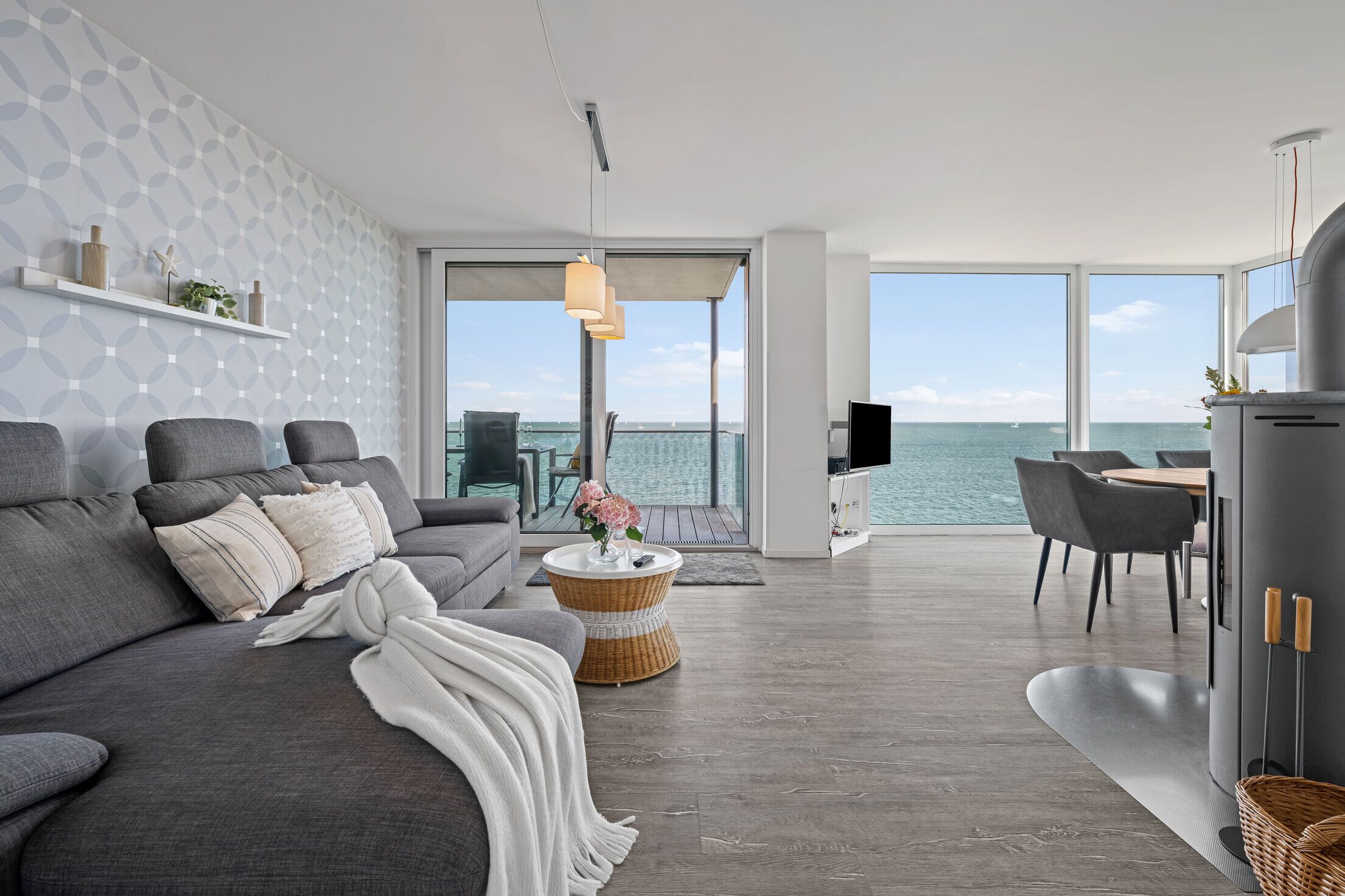 Fernseher, Kamin, Stereoanlage