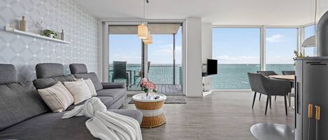 Fernseher, Kamin, Stereoanlage