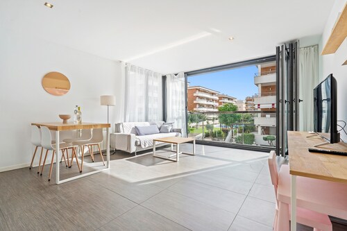 Appartamento di fronte al mare, piscina, aria condizionata, parcheggio ascensore