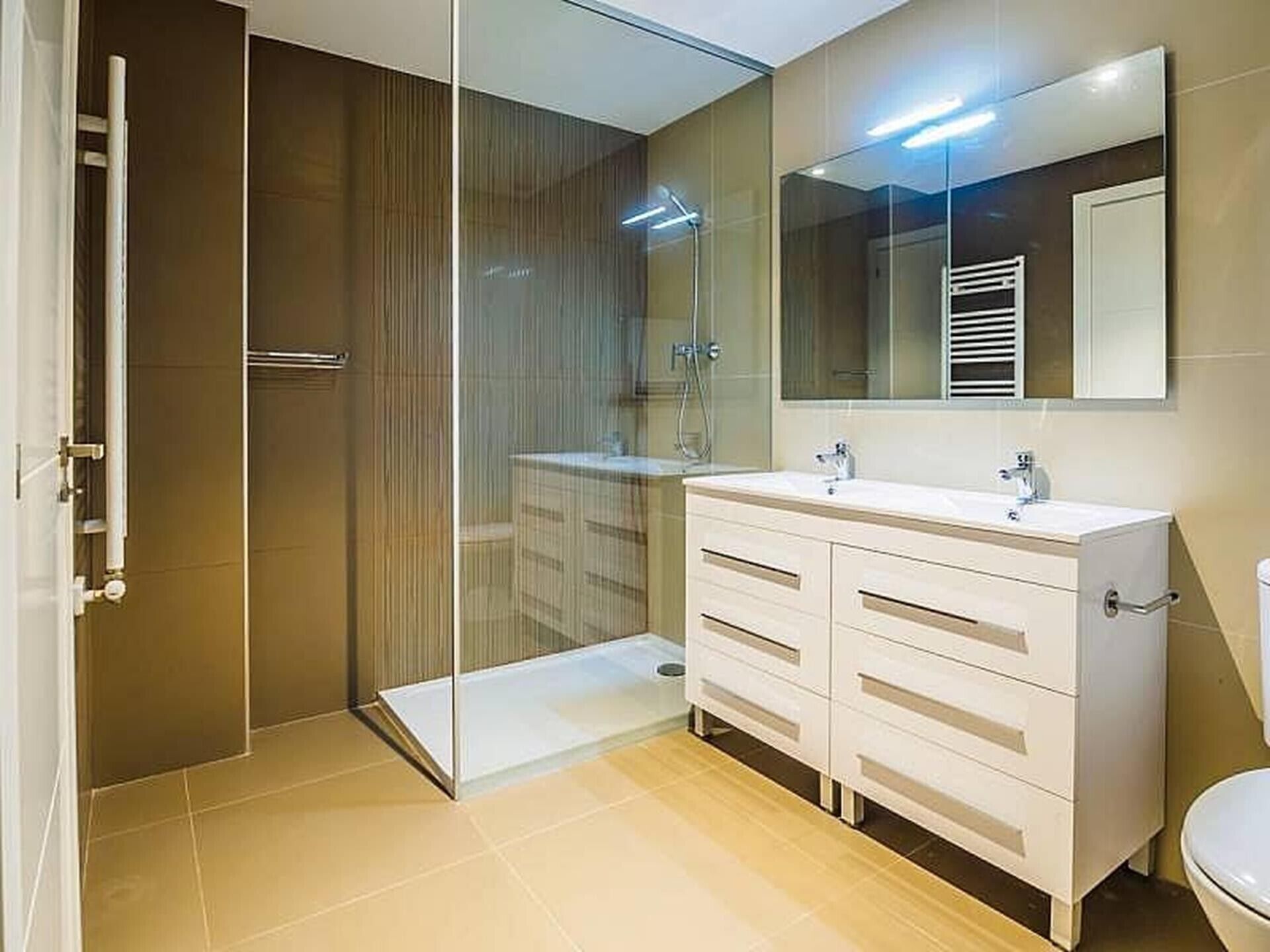 Een douche, een haardroger, handdoeken