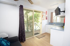 Riverside: 2 Bedroom Ensuite Cabin | 전용 주방 | 냉장고, 전자레인지, 쿡탑, 토스터