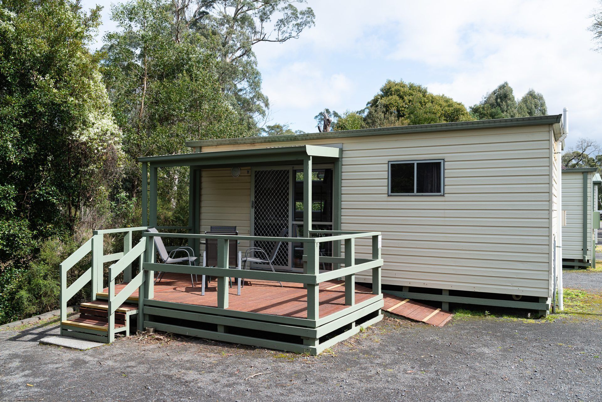 Riverside: Open Plan Ensuite Cabin | Free WiFi
