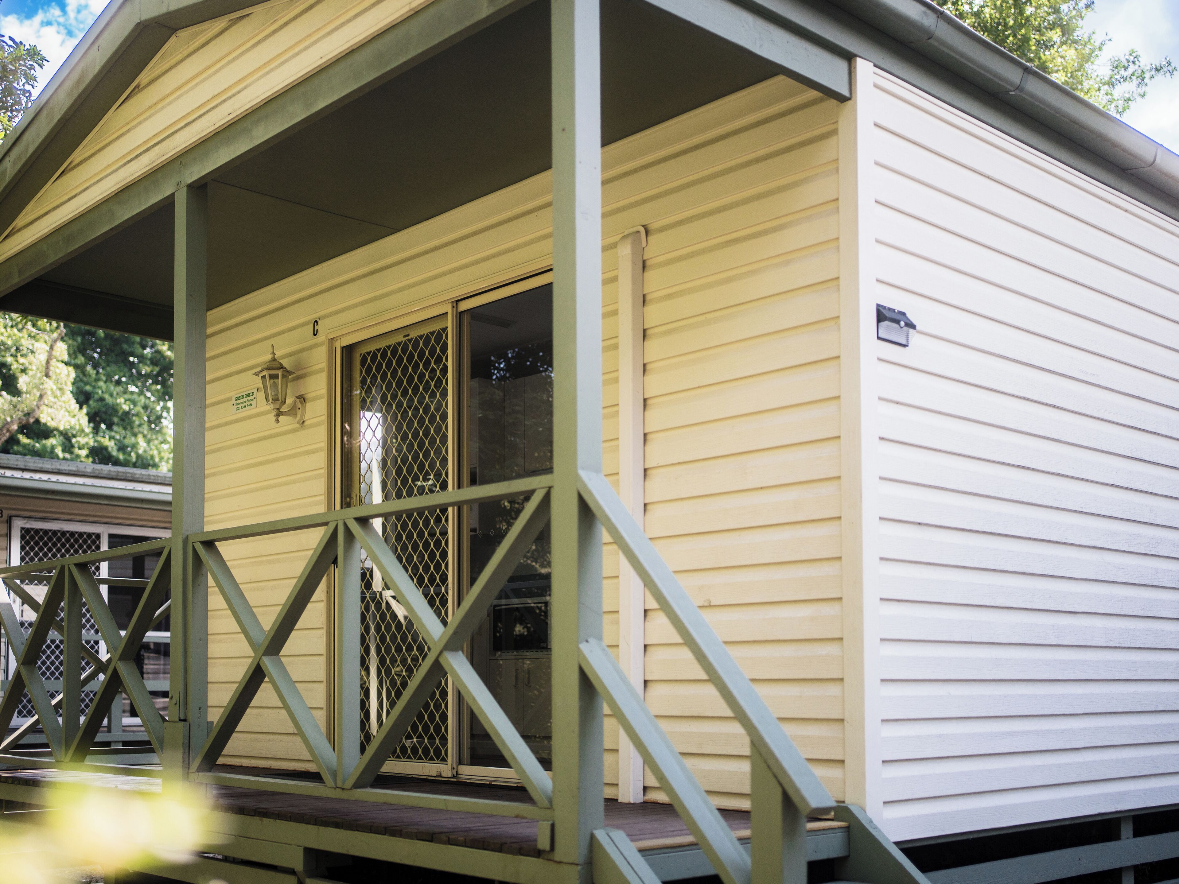 Riverside: 2 Bedroom Ensuite Cabin | Terraza o patio